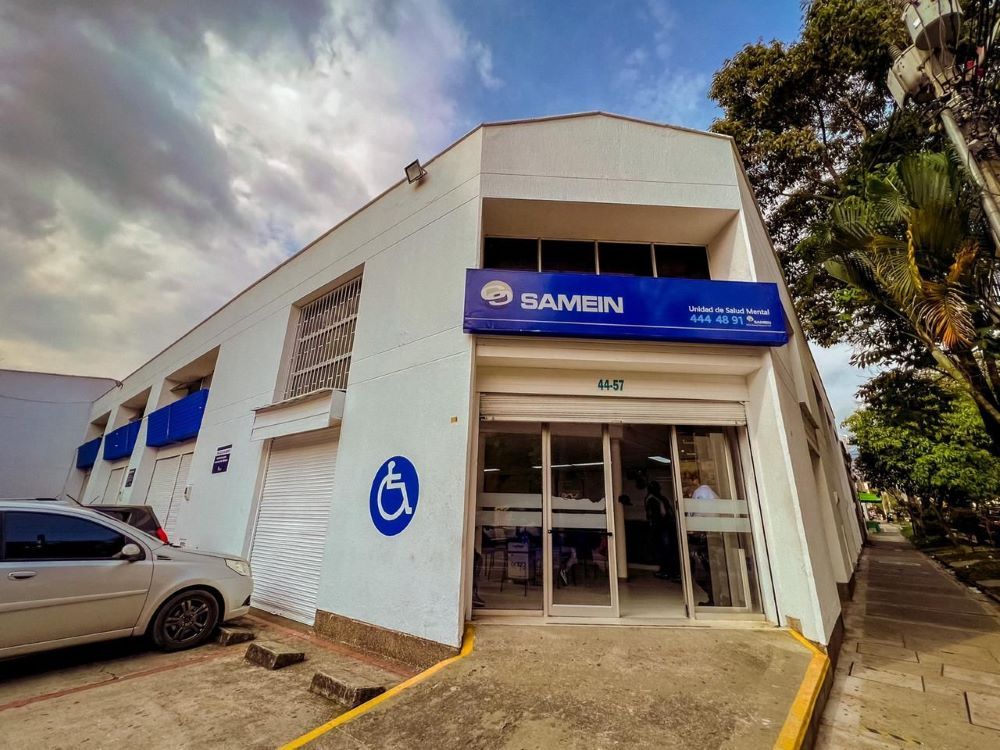 Pasillo interior de la clínica SAMEIN en Medellín, con iluminación cálida y ambientes diseñados para la atención en salud mental