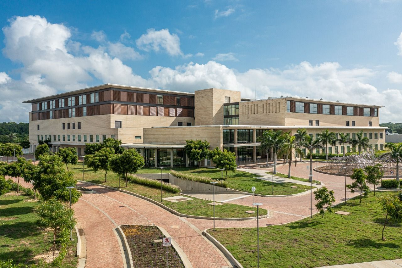 Fachada moderna del Centro Hospitalario Serena del Mar en Cartagena, Colombia, con áreas de atención clínica especializada y tecnología hospitalaria avanzada