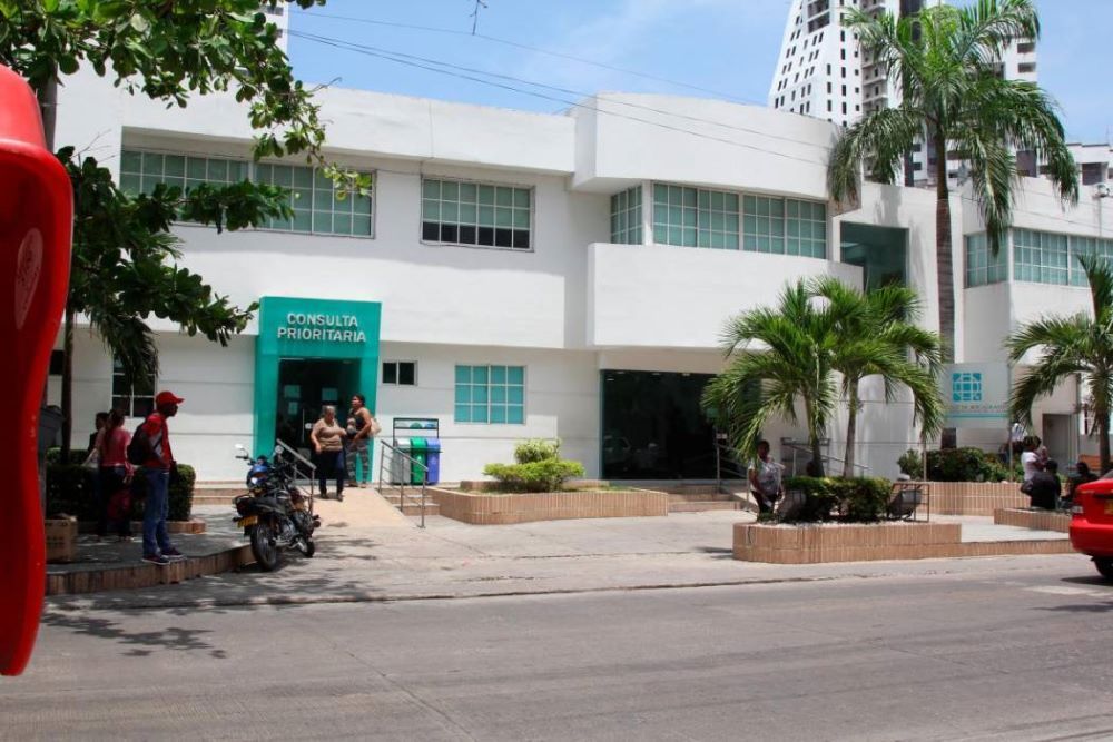 Pasillo clínico de la Clínica Santa Cruz de Bocagrande en Cartagena, con personal médico en uniforme atendiendo a un paciente en camilla dentro de una unidad de cuidados de tercer nivel