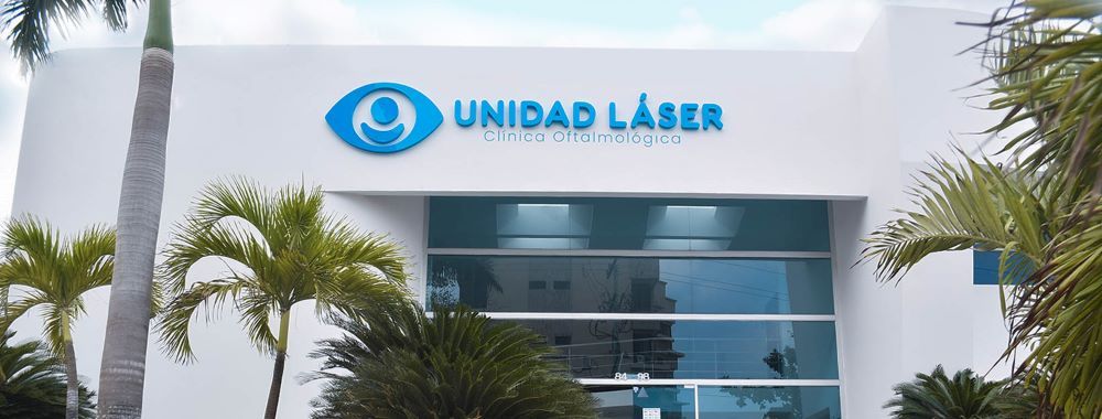Médico oftalmólogo realizando un examen ocular a un paciente adulto con equipo especializado de lámpara de hendidura en una clínica oftalmológica de Barranquilla, Colombia